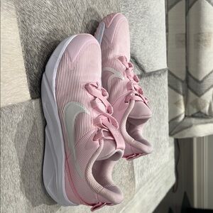 Nike Kids Sneakers in Pink and White